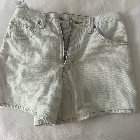 Size 28 Levi jean shorts - Picture 2 of 3